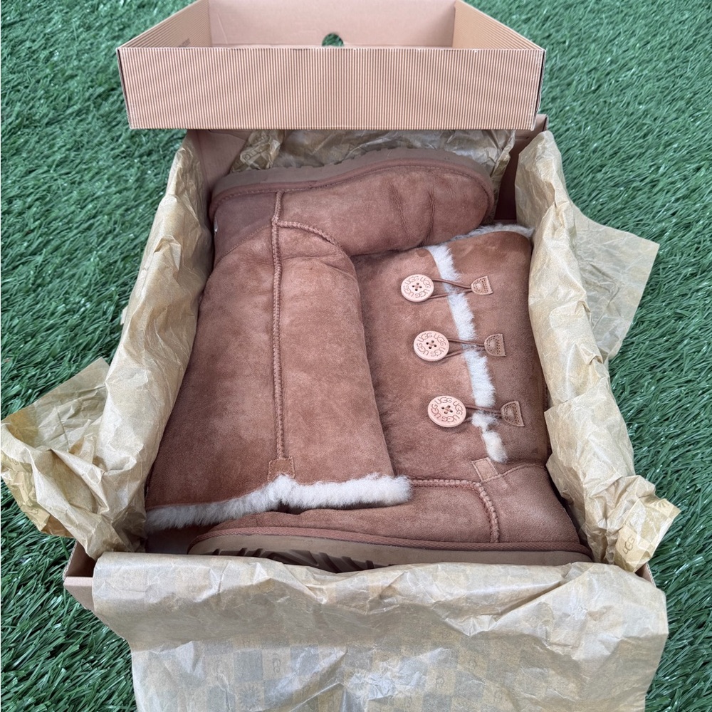 UGG W Bailey Button Triplet Boots - Chestnut size 9